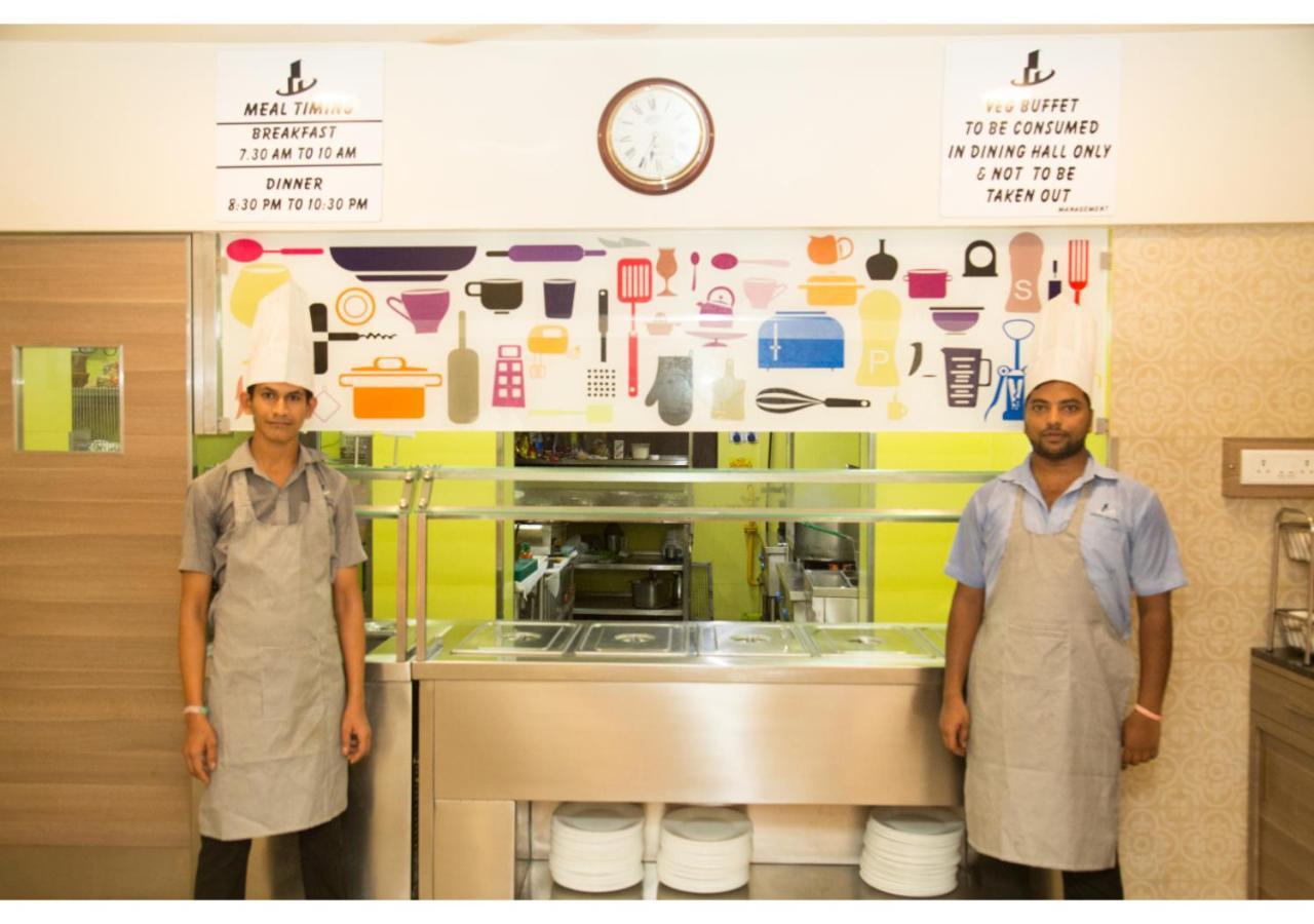 Ashok Deluxe Apartments, Marol Andheri East 뭄바이 외부 사진